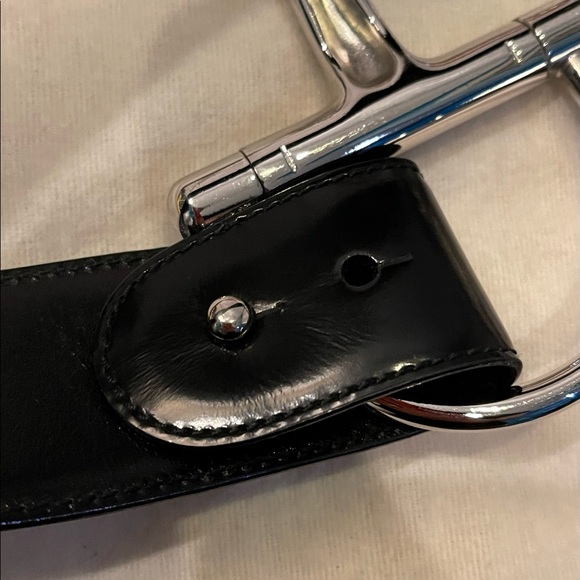 Gucci statement piece with oversized silver buckle and shiny leather strap - Picture 6 of 9